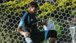 Emiliano Martínez mostró su mano vendada.