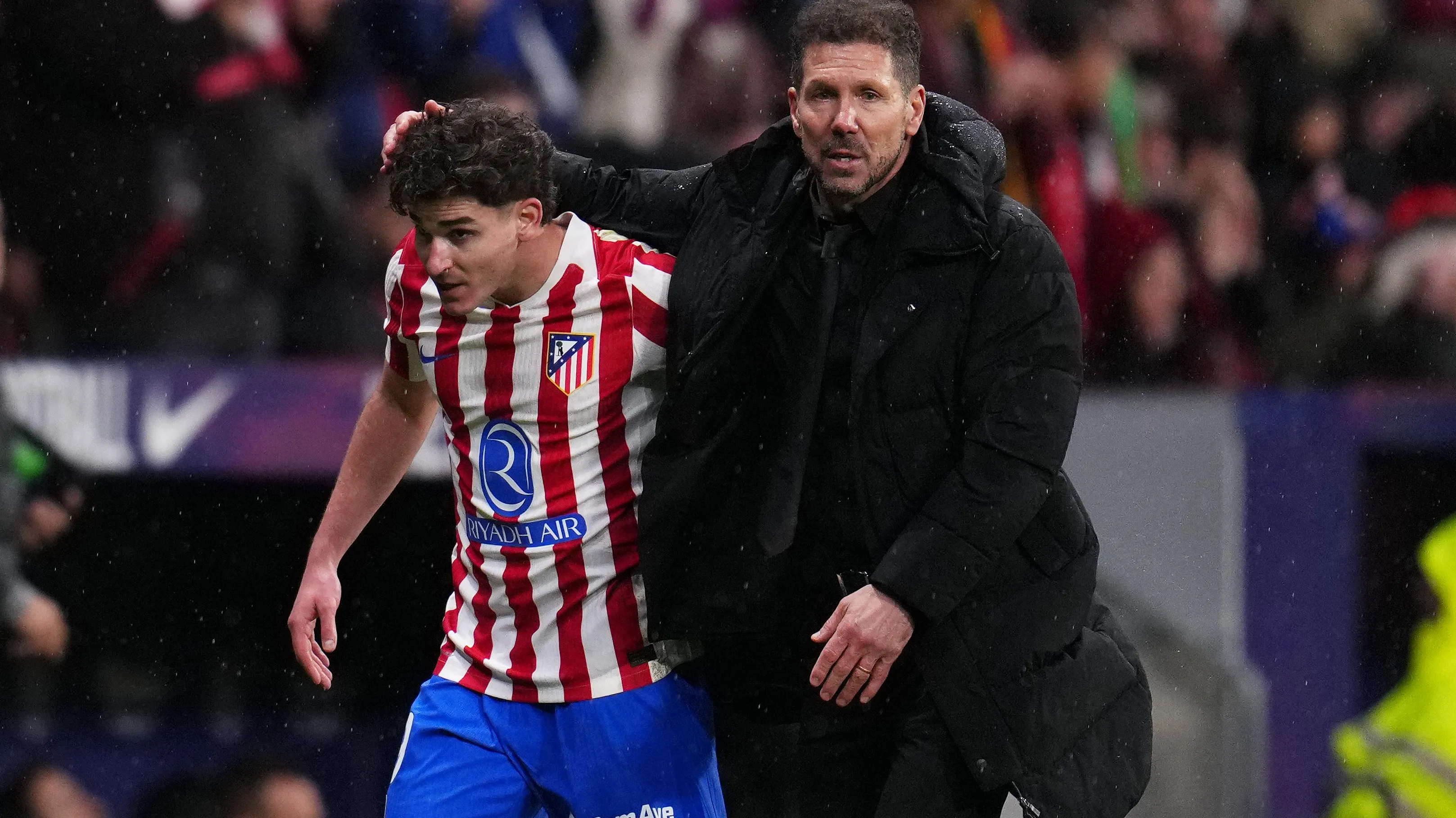 Diego Simeone junto a Julián Álvarez.