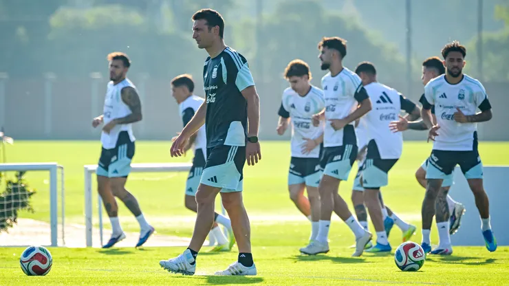 Emiliano Martínez, Nahuel Molina, Gonzalo Montiel, Nicolás Paz, Leandro Paredes y Lionel Messi son los jugadores que siguen lesionados.