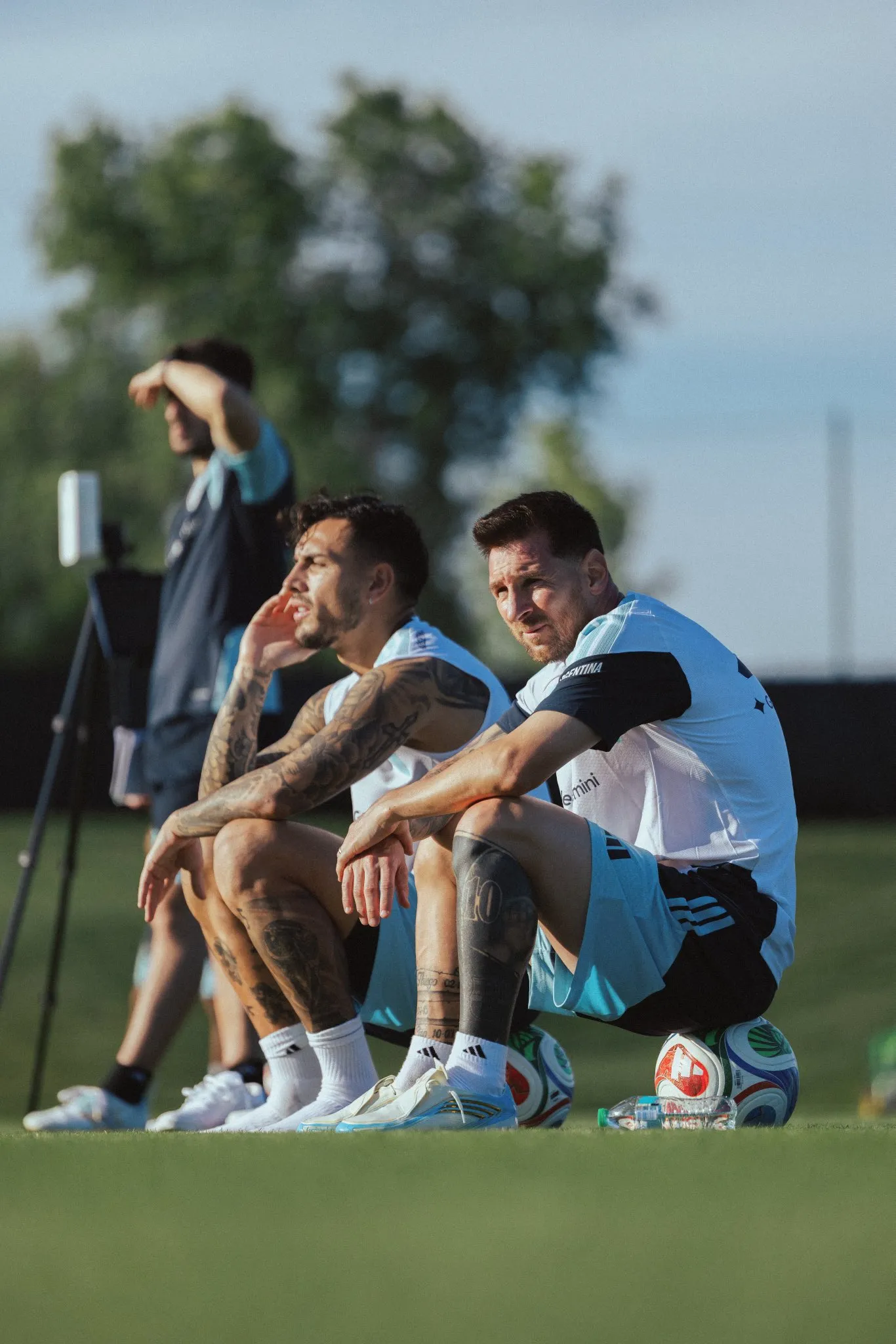 Lionel Messi y Leandro Paredes en el entrenamiento del martes 2 de junio. Foto: @Argentina