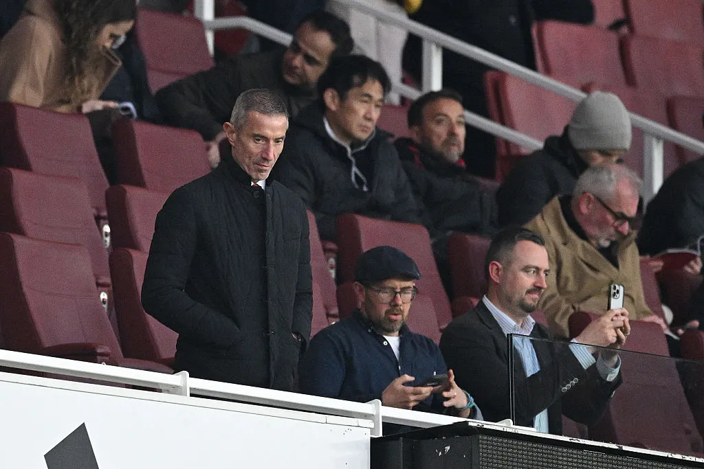 De pie, Andrea Berta, el director deportivo del Arsenal. (Getty)