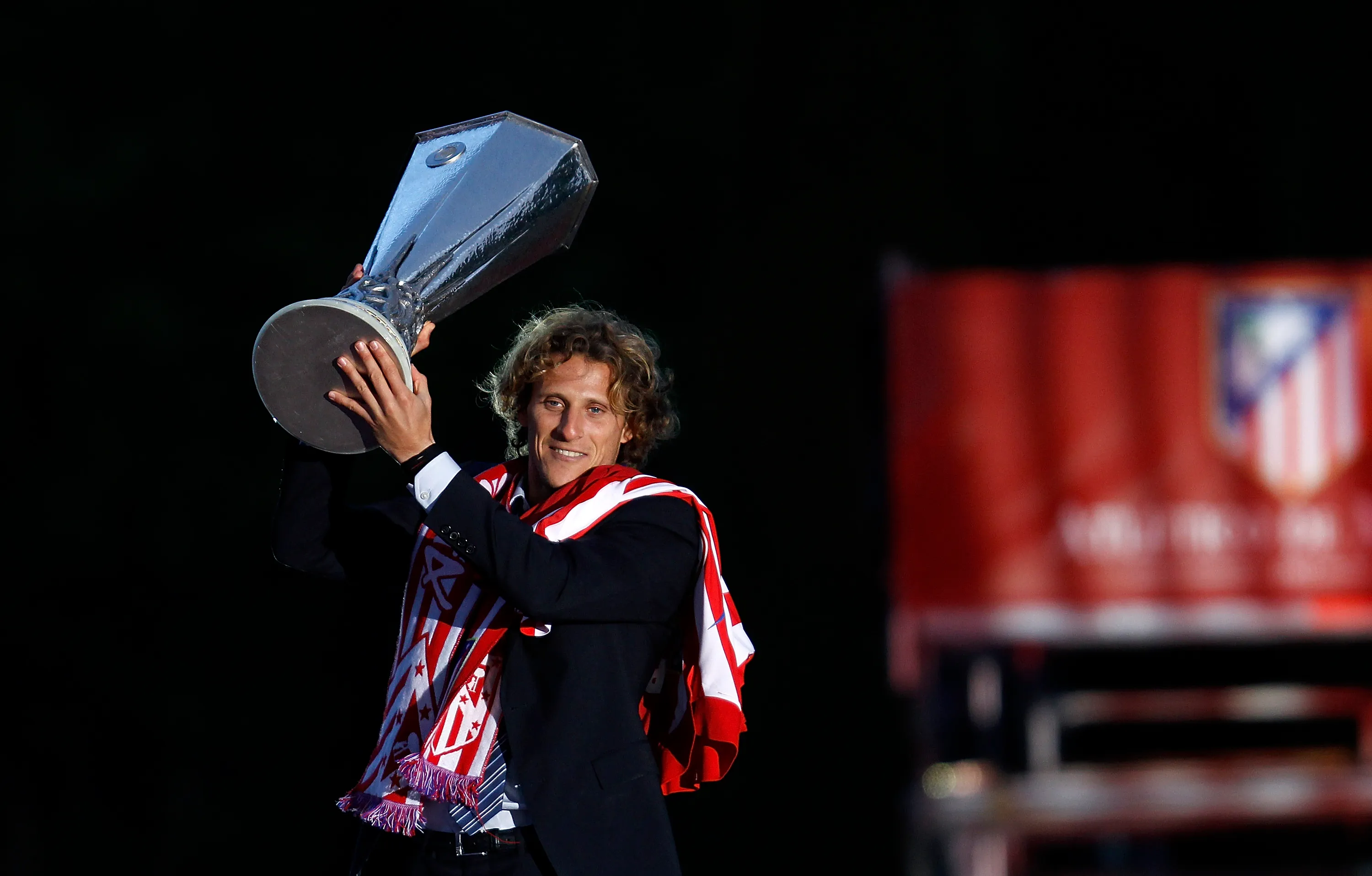 Diego Forlán levantando el trofeo de la Europa League 2009/2010. Getty Images.