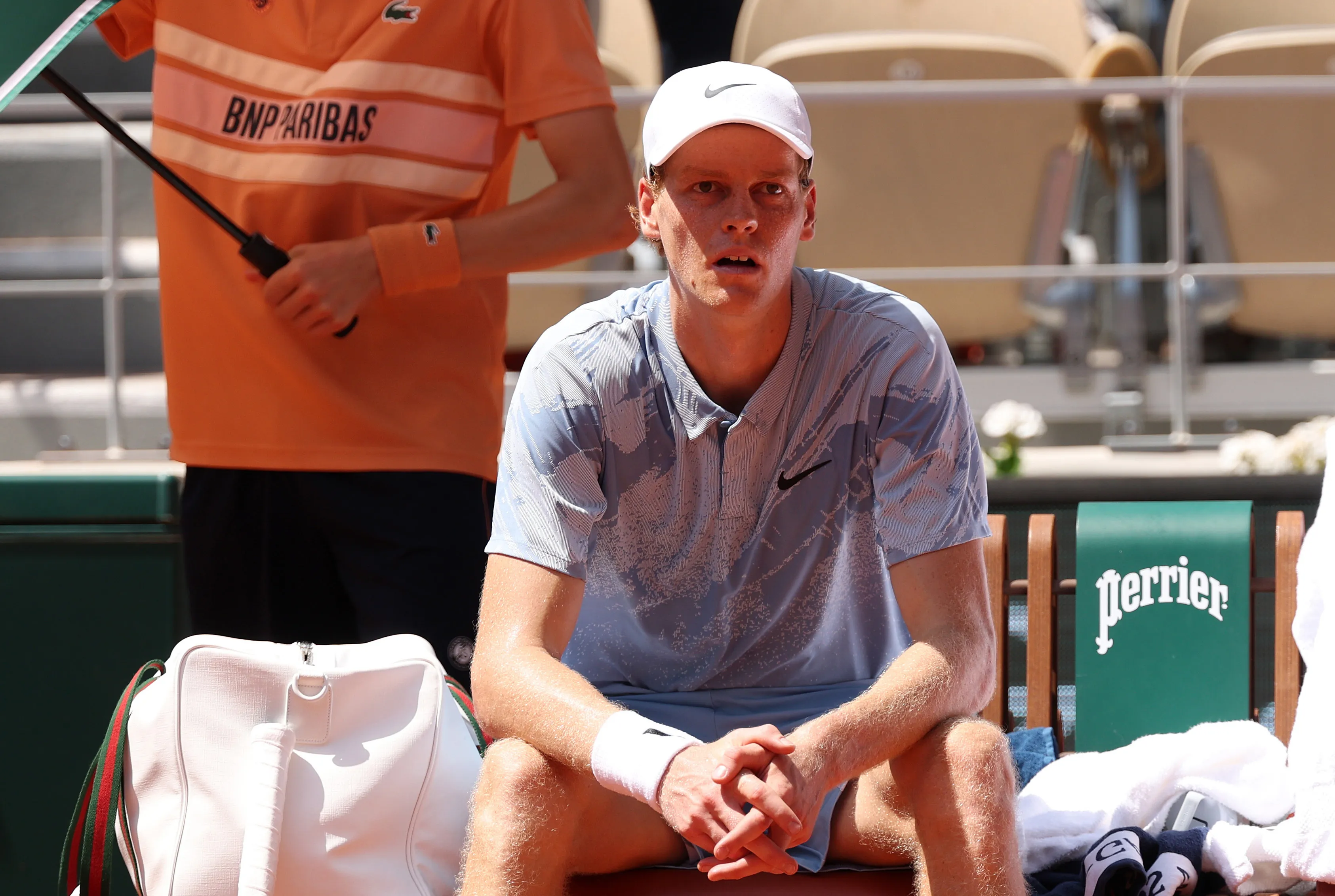 Jannik Sinner la pasó mal en Roland Garros y quedó eliminado en segunda ronda. (Foto: Getty).