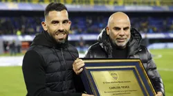 Mauricio Serna, ex integrante del Consejo de Fútbol, junto a Carlos Tevez.