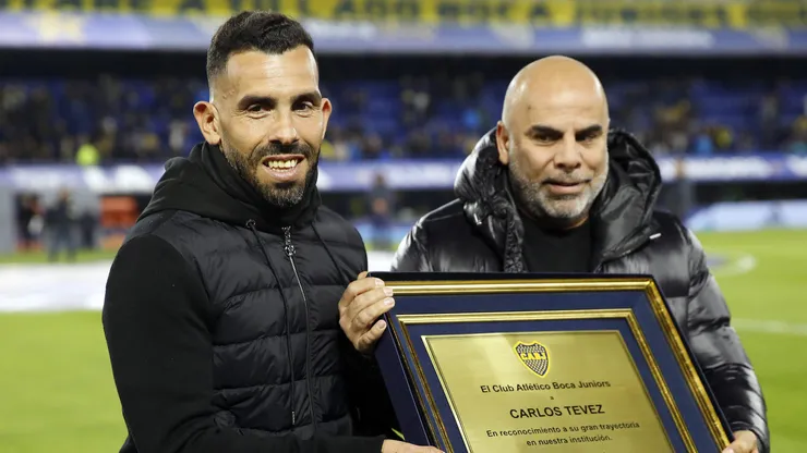 Mauricio Serna, ex integrante del Consejo de Fútbol, junto a Carlos Tevez.