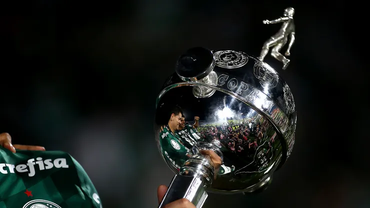 El trofeo de la Copa Libertadores.