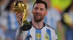 Lionel Messi en la Selección Argentina y con la Copa del Mundo.