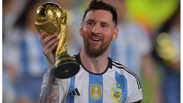 Lionel Messi en la Selección Argentina y con la Copa del Mundo.
