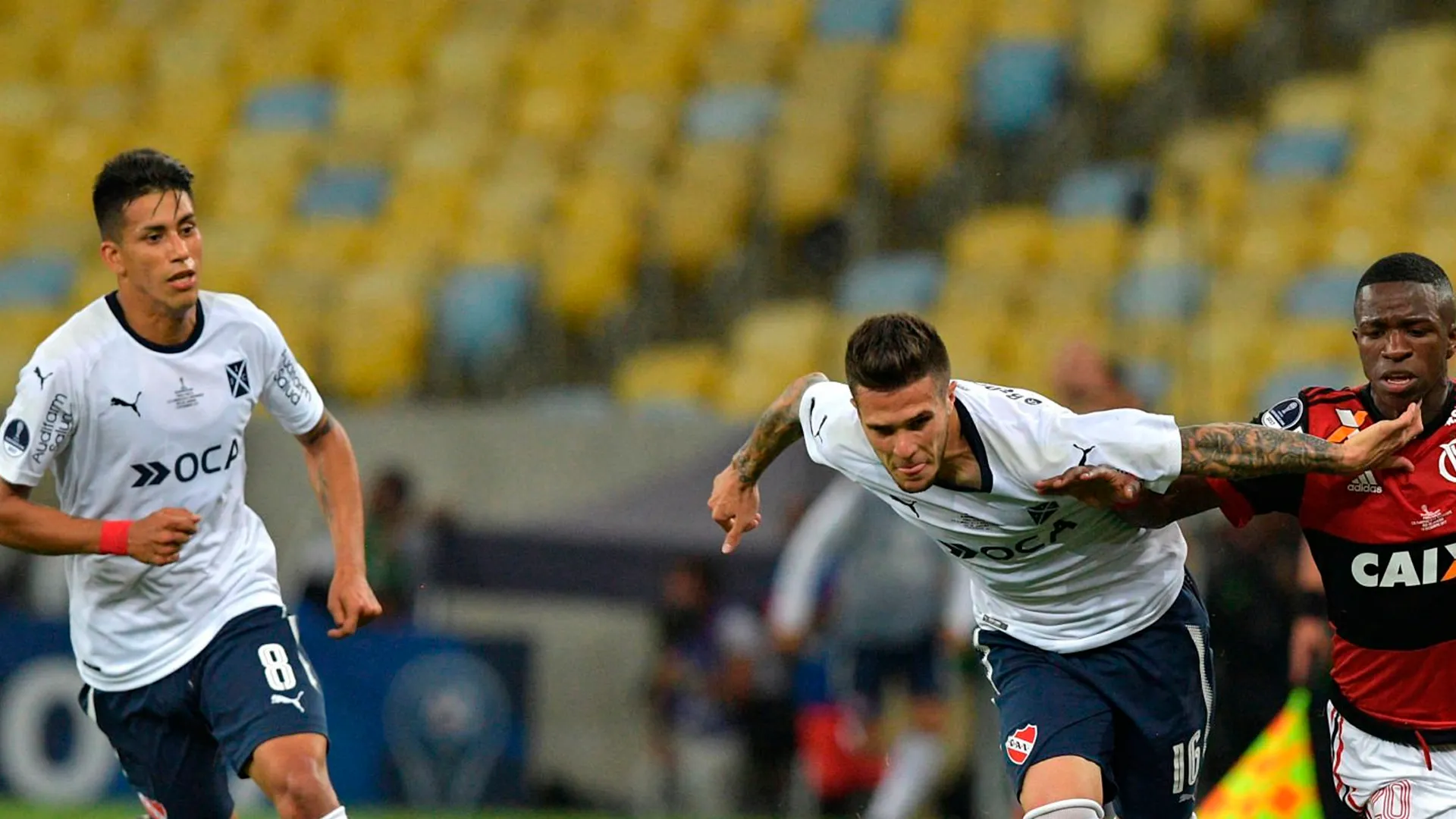 Maximiliano Meza y Fabricio Bustos durante la final de la Copa Sudamericana, en 2017.
