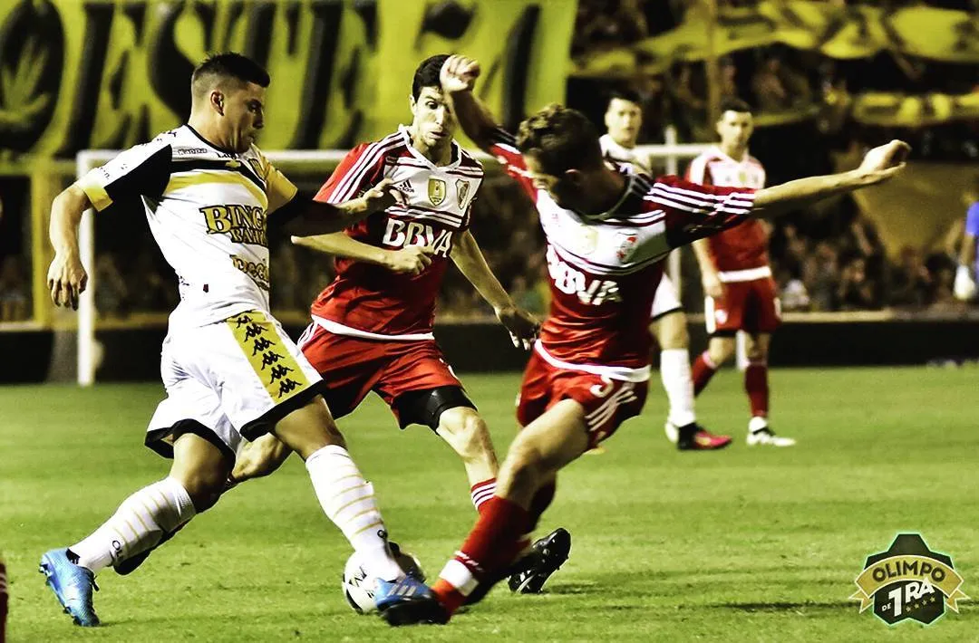 Llambay enfrentó a River de local y de visitante. (Foto: Olimpo)