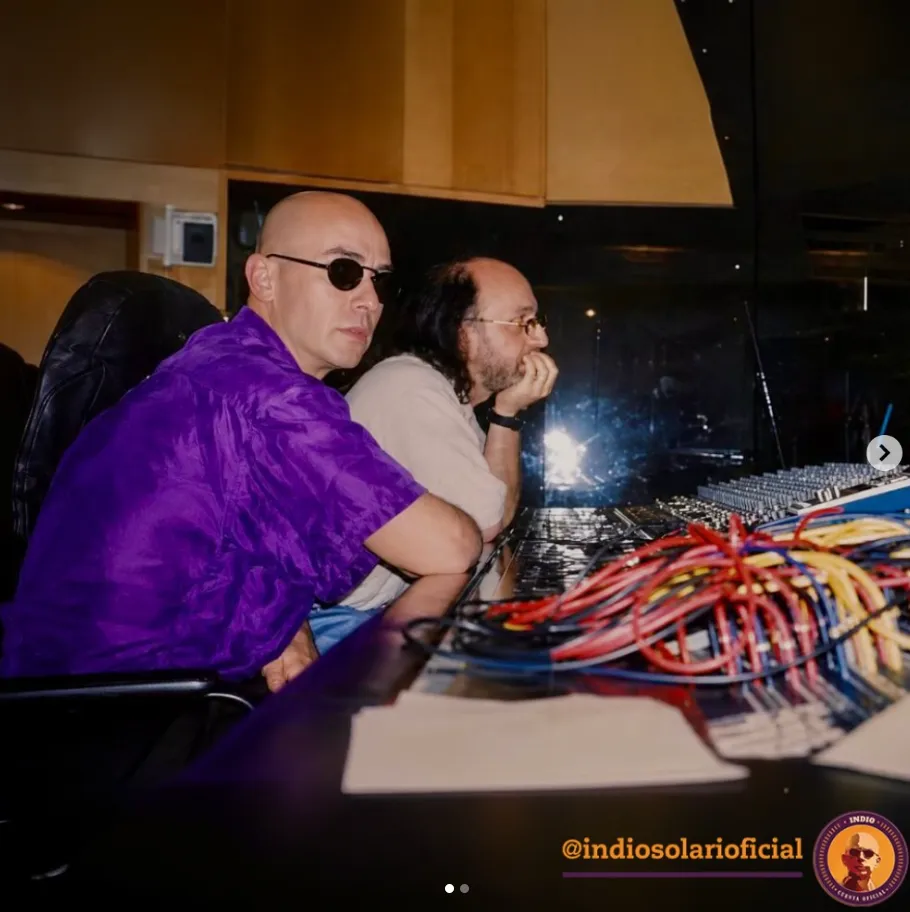 Carlos Solari en el estudio de grabación. (Foto: @indiosolarioficial).