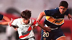 Diego Placente y Juan Román Riquelme en plena disputa del balón.