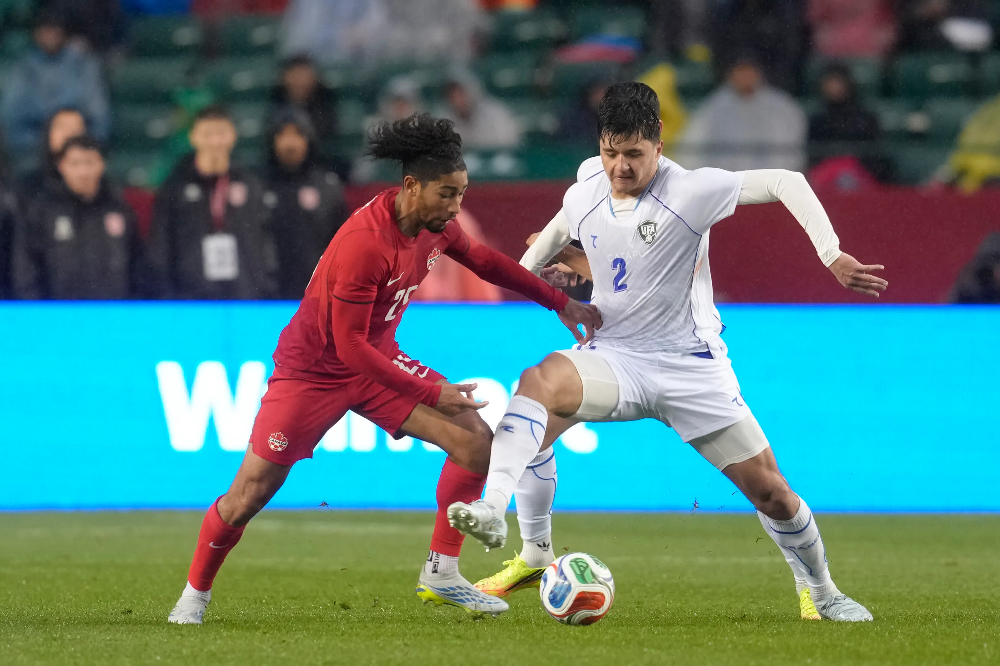 Abdukodir Khusanov en acción durante el último amistoso ante Canadá.