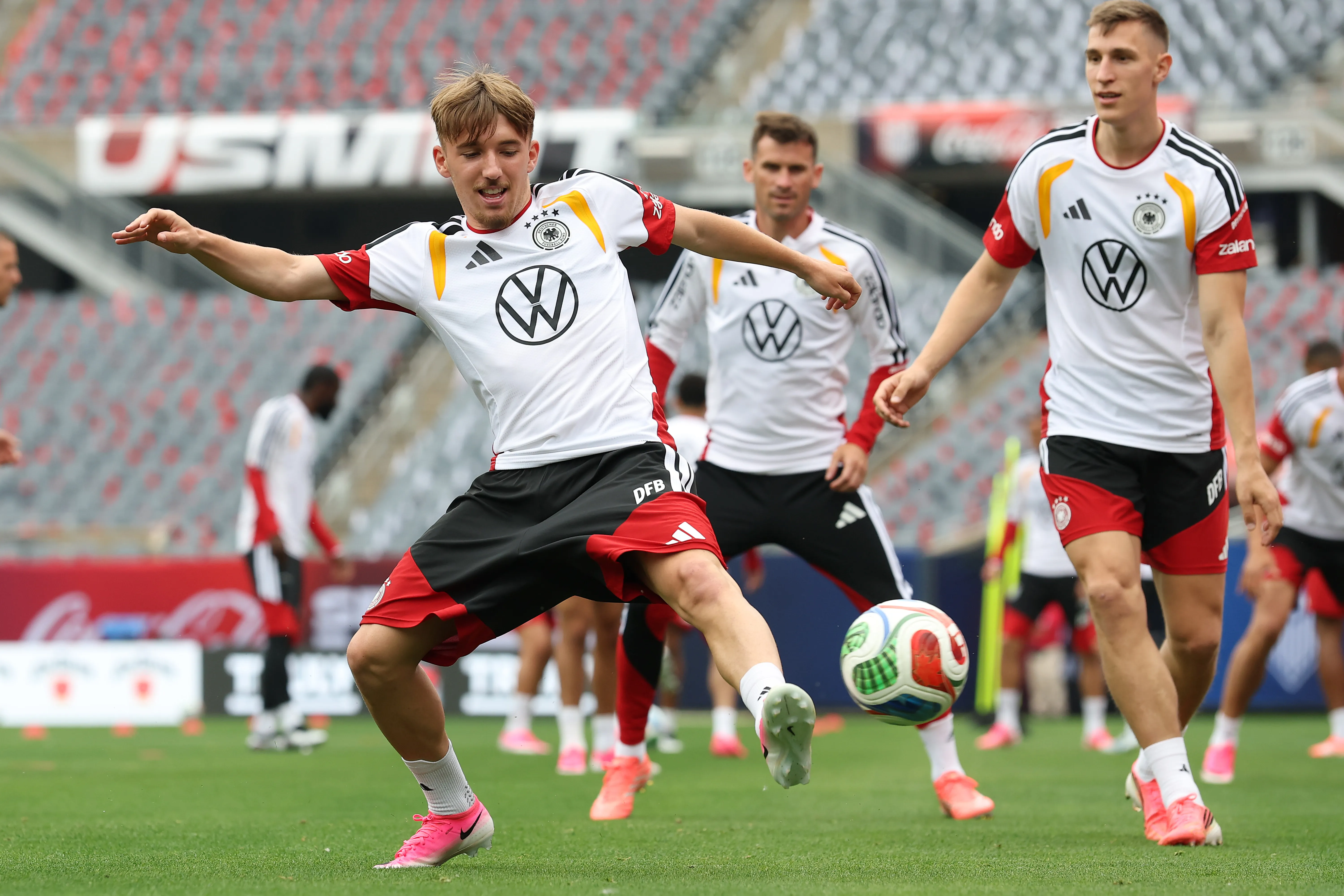 Lennart Karl durante el entrenamiento en el que se lesionó. (Alexander Hassenstein/Getty Images)