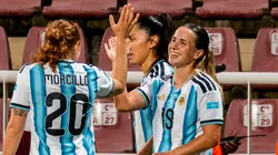 Agostina Holzheier celebra un gol con Justina Morcillo.