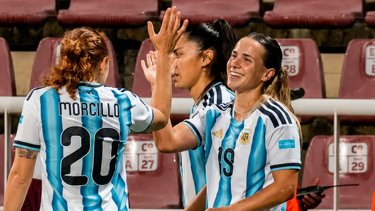 Agostina Holzheier celebra un gol con Justina Morcillo.