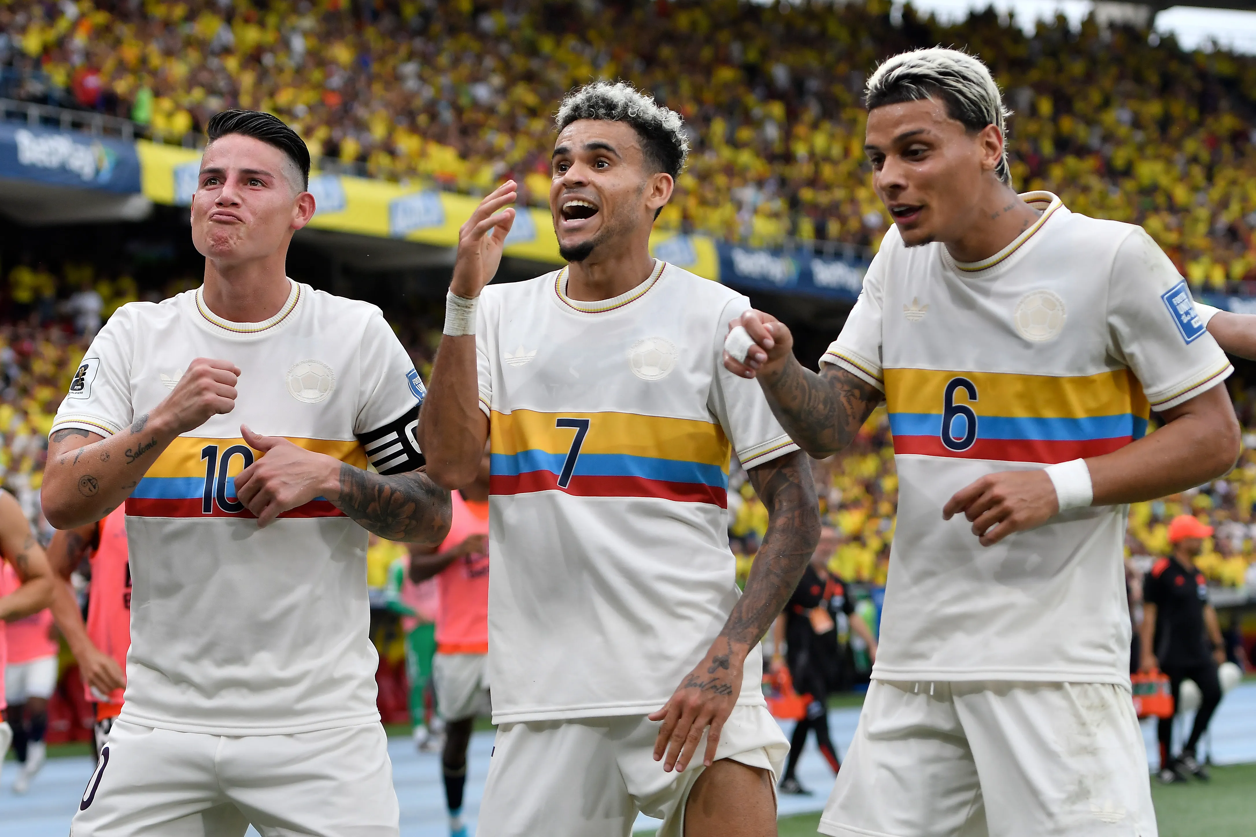Richard Ríos junto a Luis Díaz y James Rodríguez en la Selección de Colombia. (Getty Images)