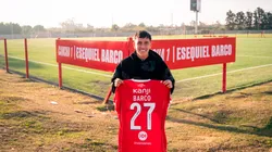 Esequiel Barco en el Predio de Independiente junto a la cancha que lleva su nombre.
