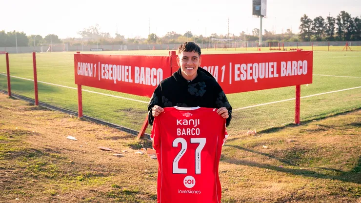Esequiel Barco en el Predio de Independiente junto a la cancha que lleva su nombre.