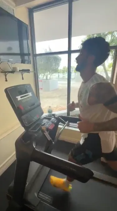 Marcos Senesi entrenándose mientras espera la señal de la Selección Argentina.