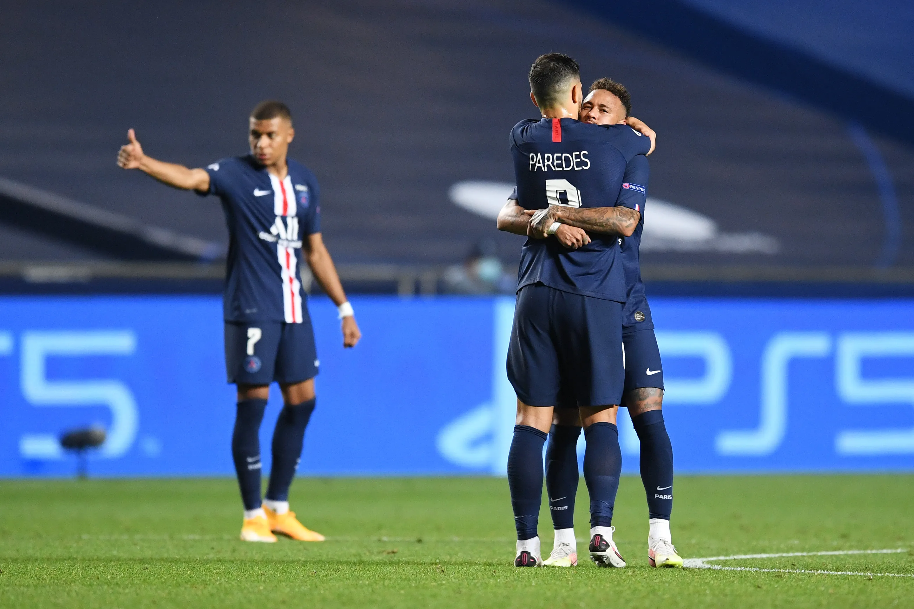 Leandro Paredes junto a Neymar en el PSG. Más atrás, Kylian Mbappé. Getty Images.