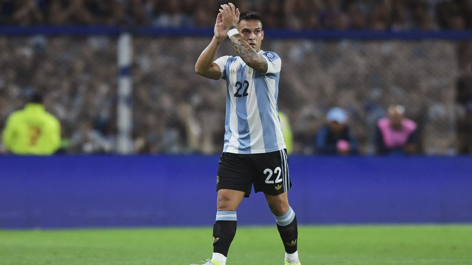 Lautaro Martínez celebra su gol con Argentina ante Perú en La Bombonera.