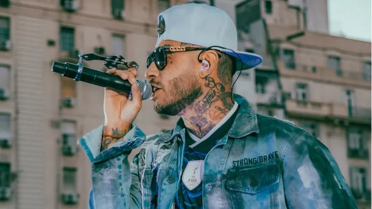 Ulises Bueno interpreta la canción oficial de Argentina en el Mundial.