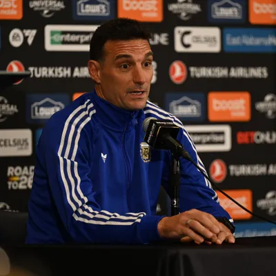 Scaloni frenó una respuesta en la conferencia para desmentir una publicación sobre Messi