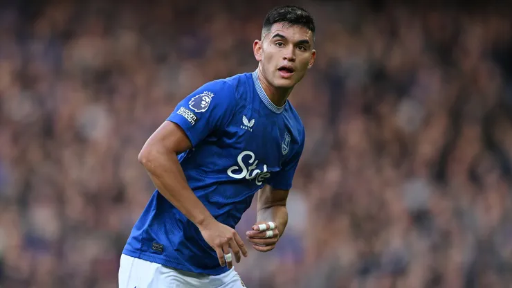 Carlos Alcaraz, volante del Everton de Inglaterra.