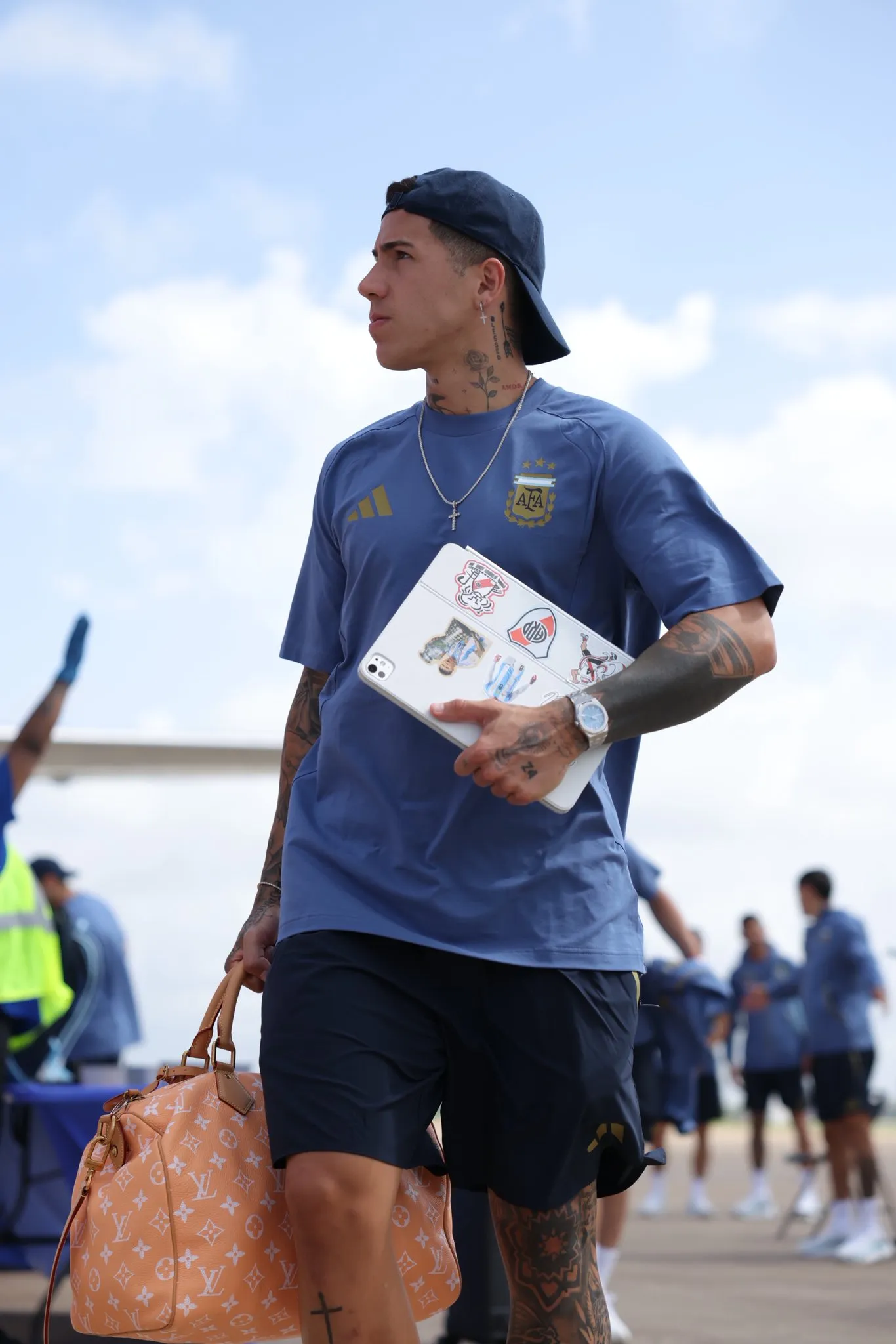 Enzo Fernández con su iPad riverplatense. (Foto: @Argentina).
