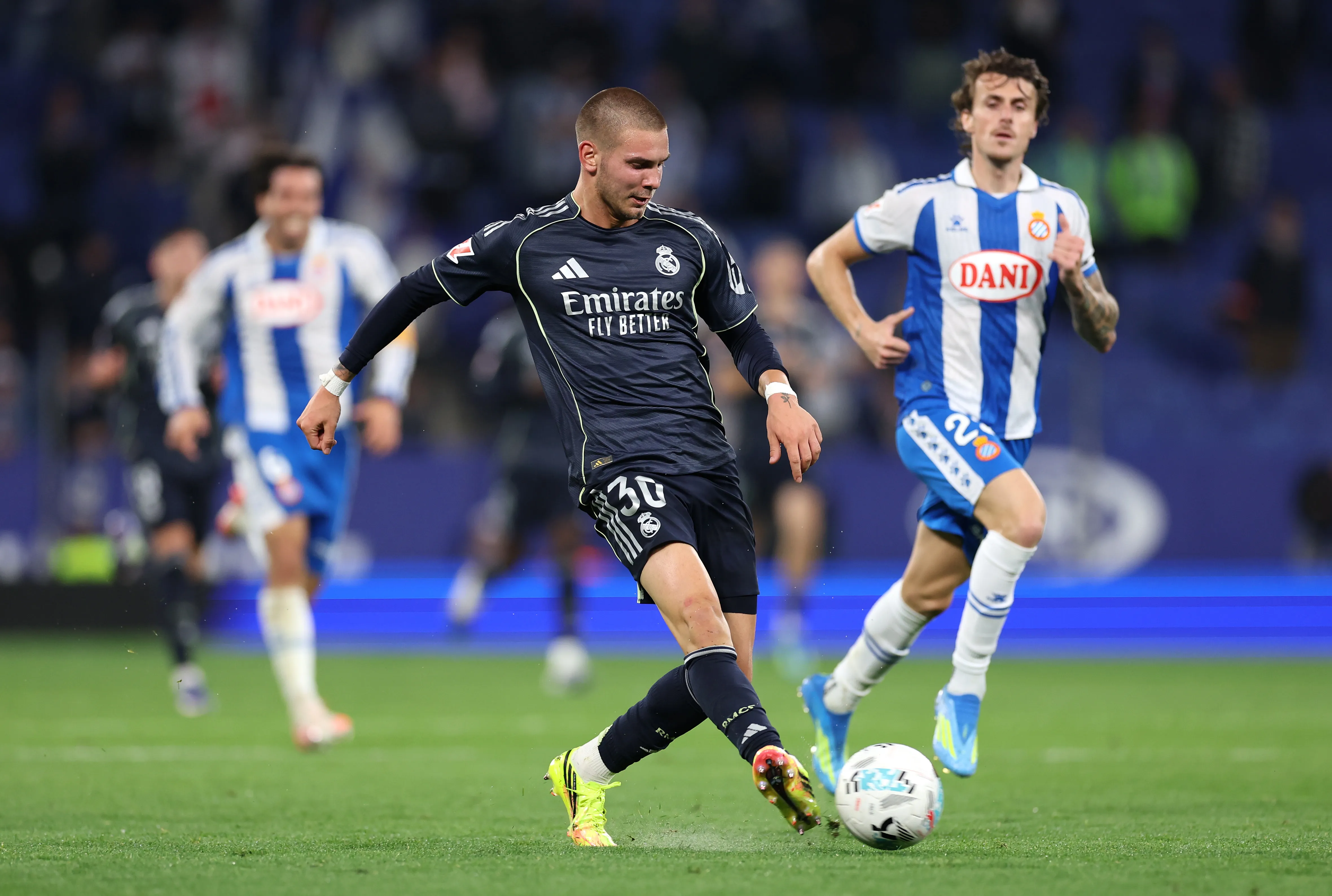 Real Madrid le busca club a Mastantuono.