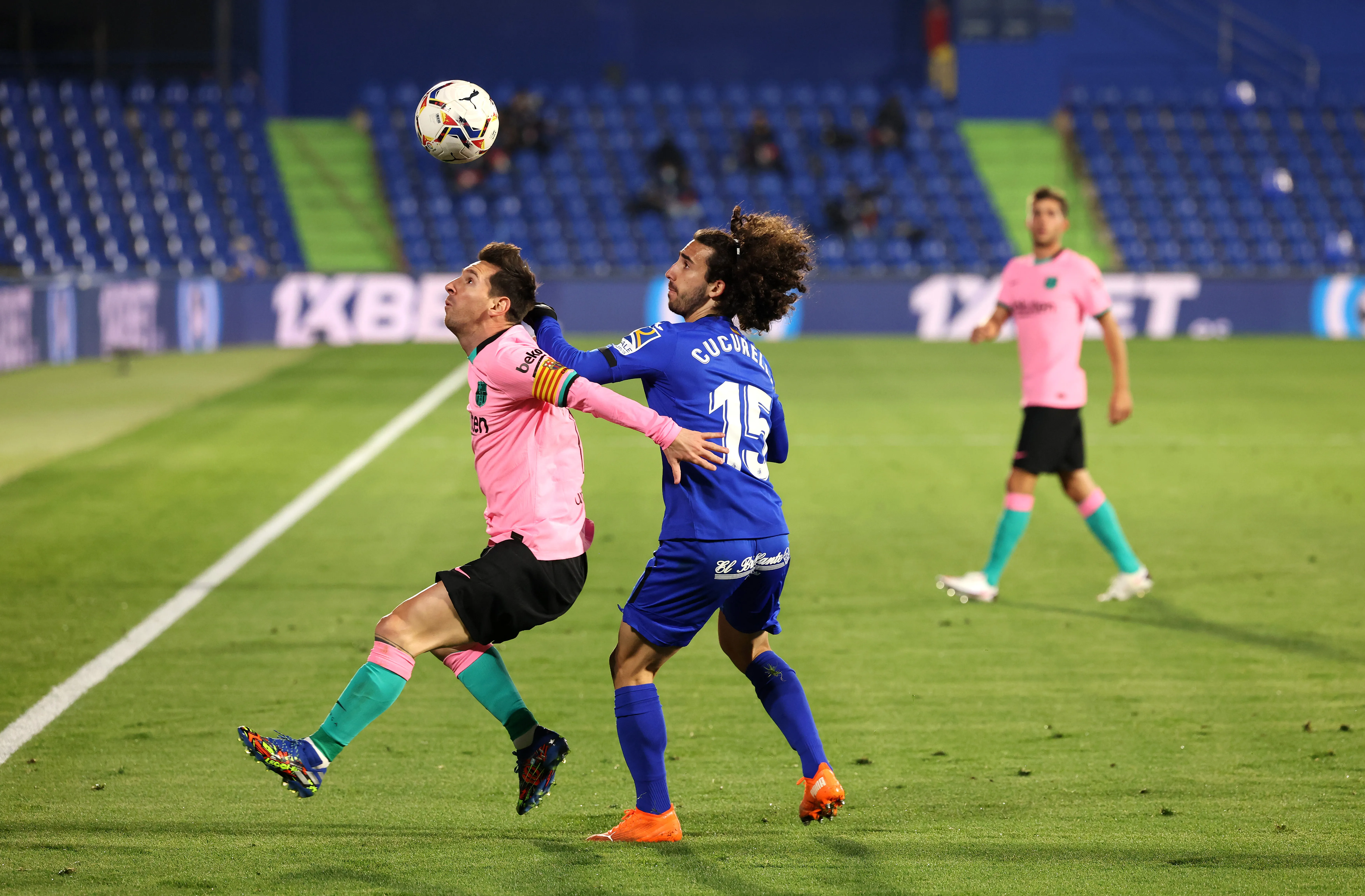 Marc Cucurella en la marca a Lionel Messi en Getafe vs. Barcelona. Getty Images.