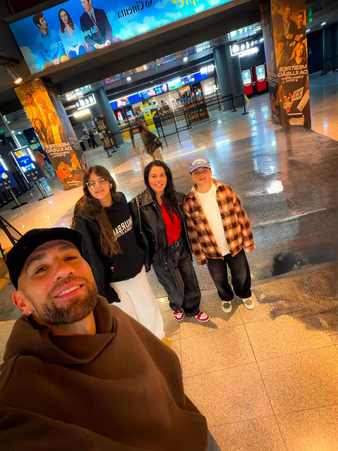 Nicolás Otamendi junto a su familia.