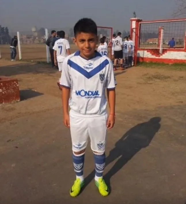 Almada, de niño, con la camiseta de Vélez. (Foto: Pasión Fortinera)