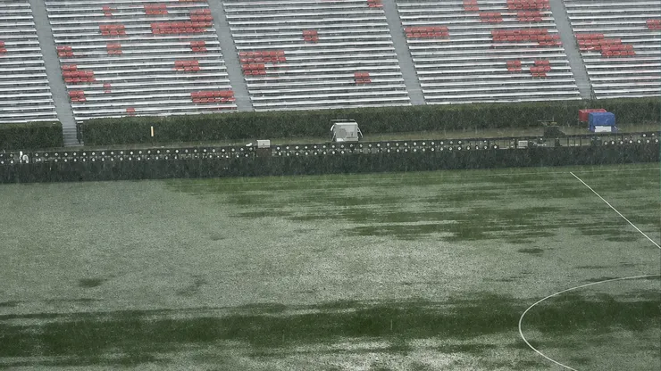 La lluvia se apodera del Jordan–Hare Stadium.