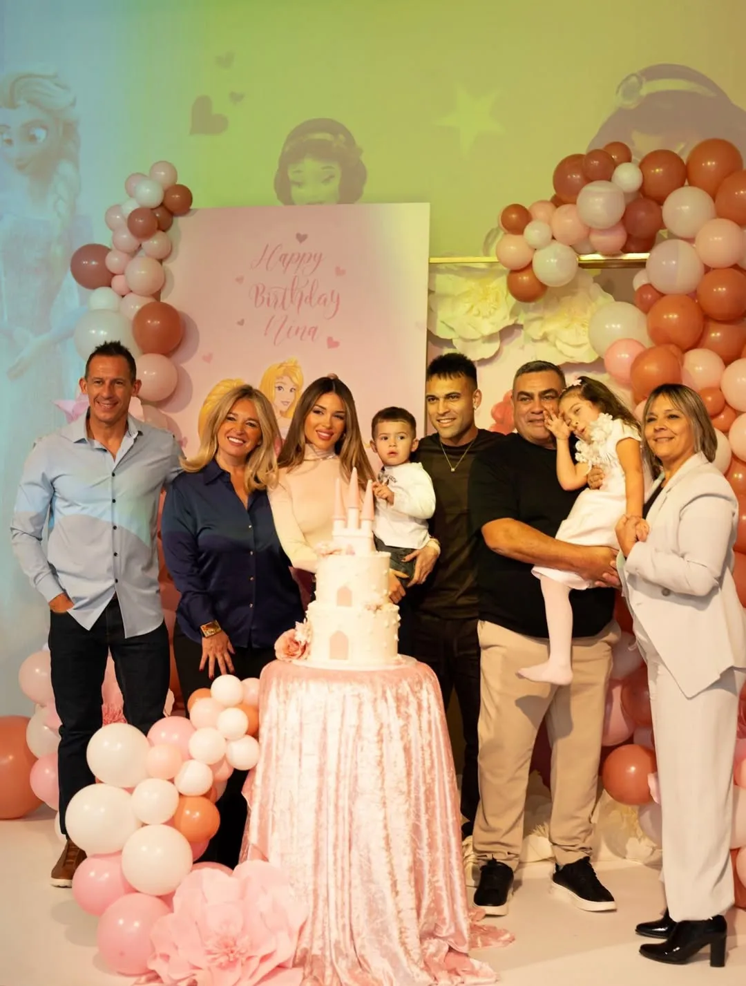 Lautaro Martínez junto a su familia.