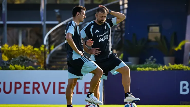 Lionel Scaloni dialoga con Walter Samuel.