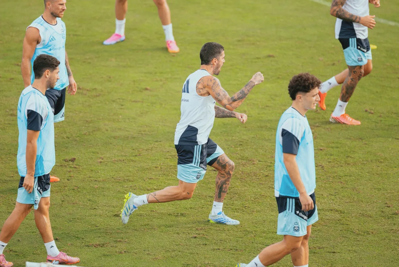 Los jugadores que no forman parte de la lista y se entrenaron en Estados Unidos se quedarán hasta después del partido con Argelia. @Argentina.