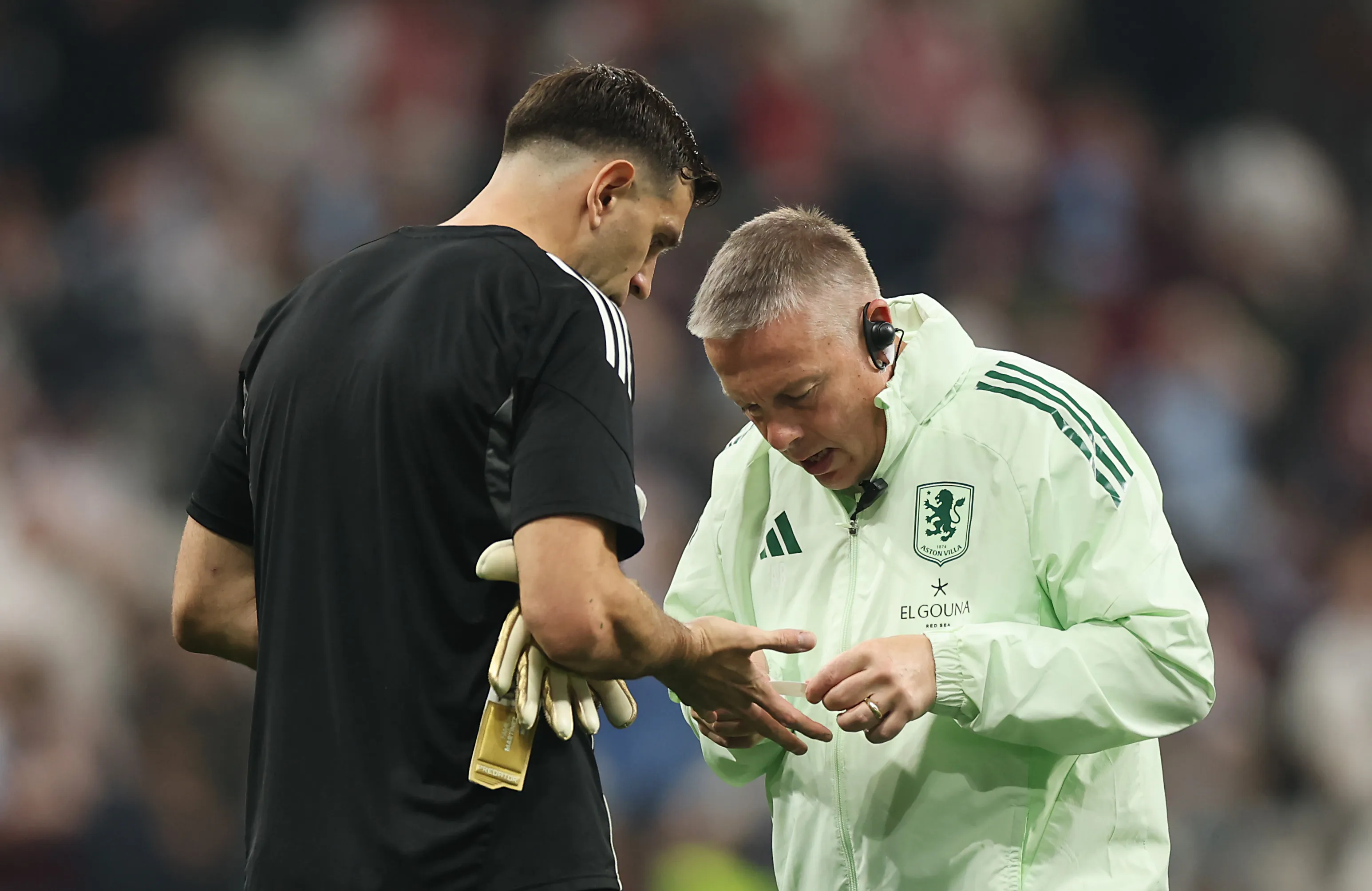 Dibu Martínez sufrió la fractura de su dedo anular de la mano derecha el pasado 20 de mayo, en la previa de la final de la Europa League. Getty Images.