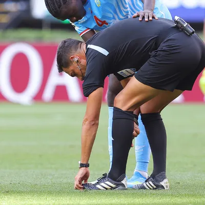 Árbitro lesionado en el Mundial 2026: protocolo FIFA, cuarto árbitro y alternativas reglamentarias