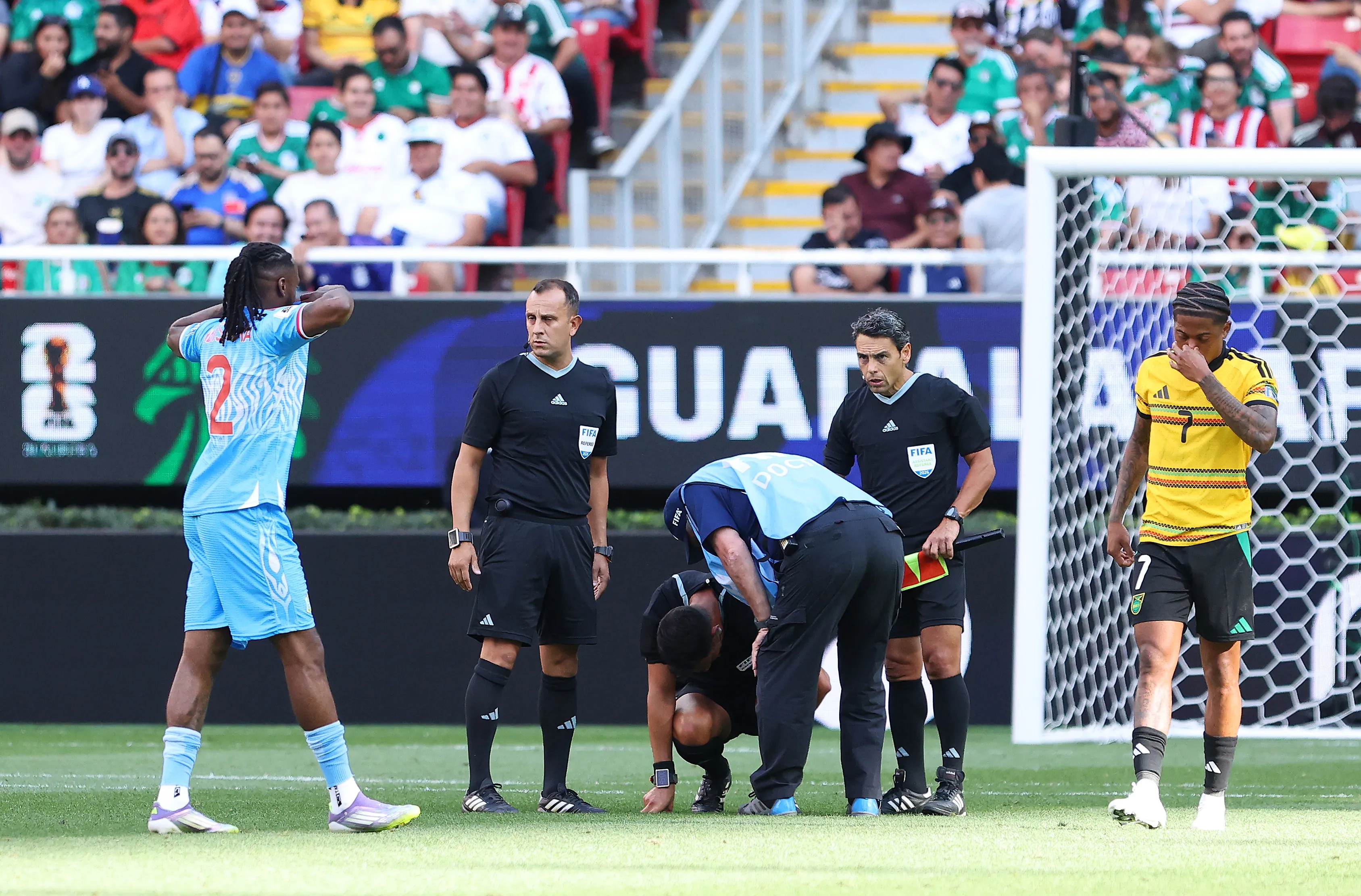 Facundo Tello tuvo que salir en el repechaje entre RD Congo y Jamaica. (Foto: Getty Images)