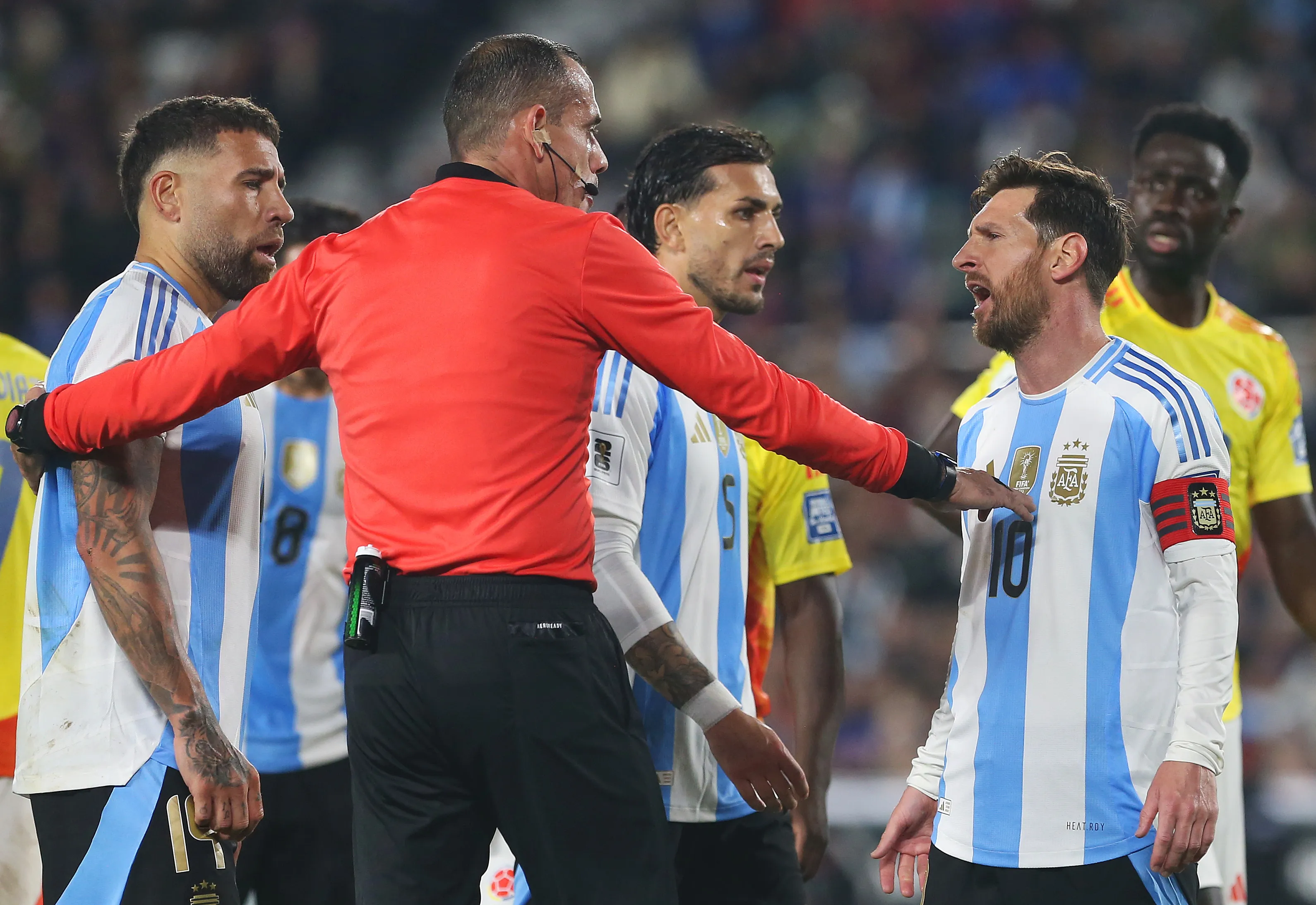 Lionel Messi en la zona de capitanes habla con el árbitro. (Getty).