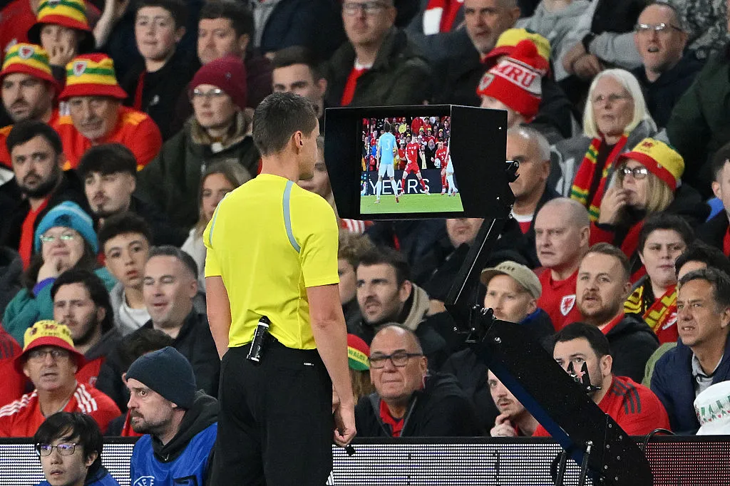 El VAR podrá actuar en las acciones de doble amarilla errónea. (Getty)