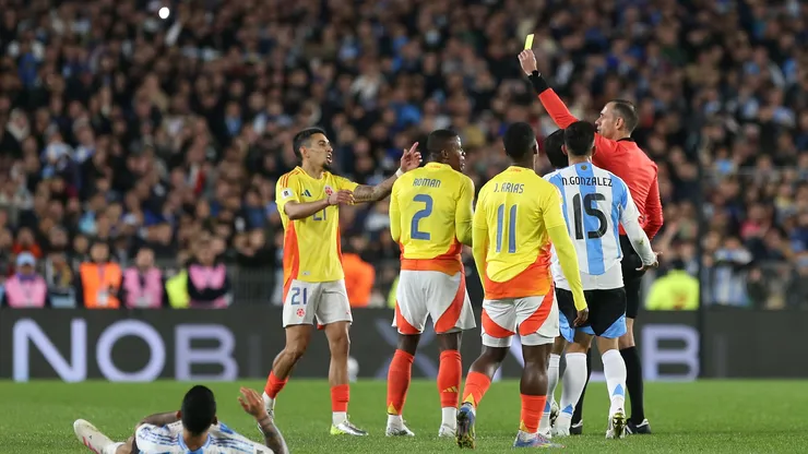 Andrés Román fue amonestado en Colombia vs. Argentina.