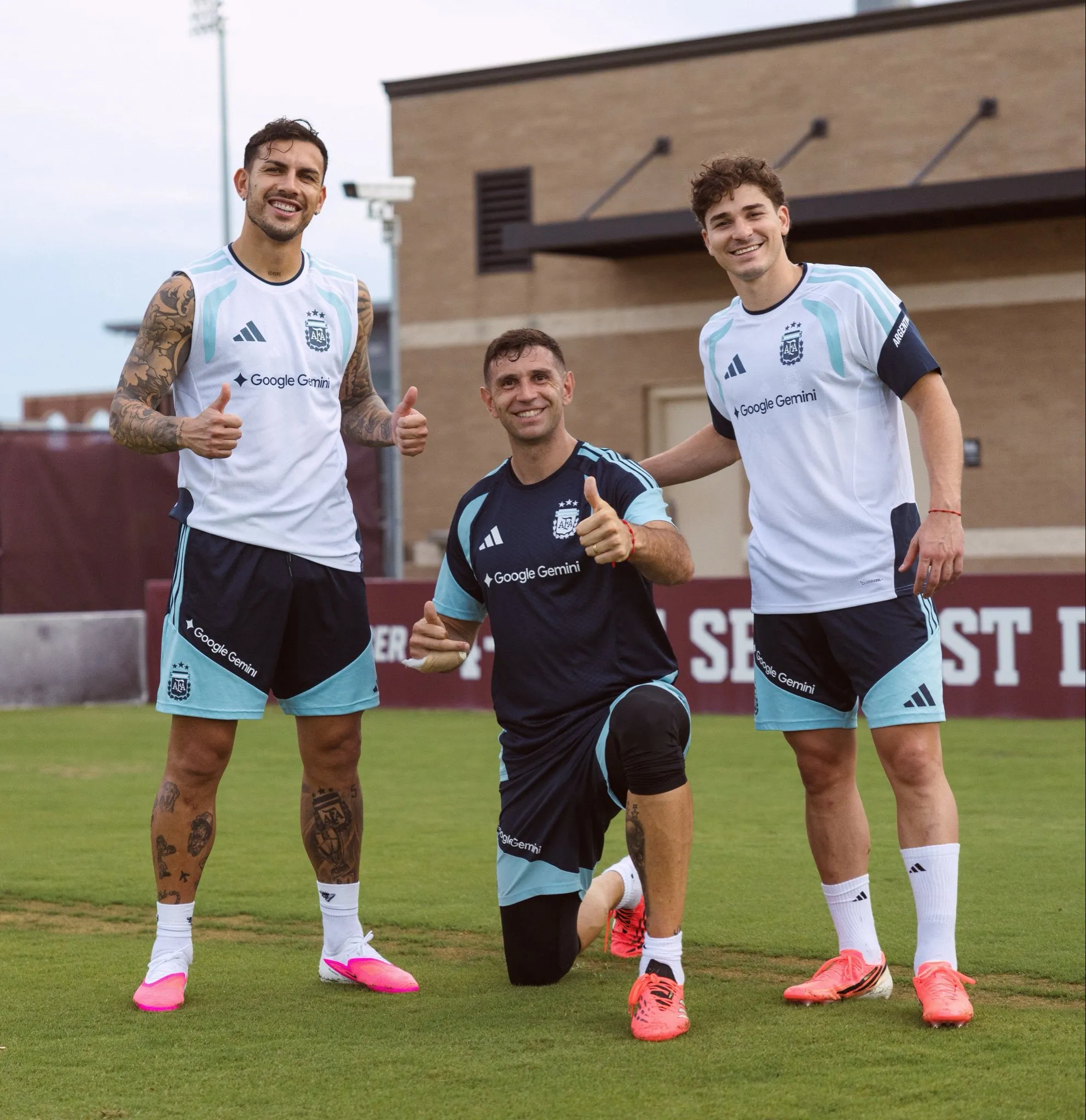 El Dibu con Paredes y Julián, con su mano vendada. Foto AFA.