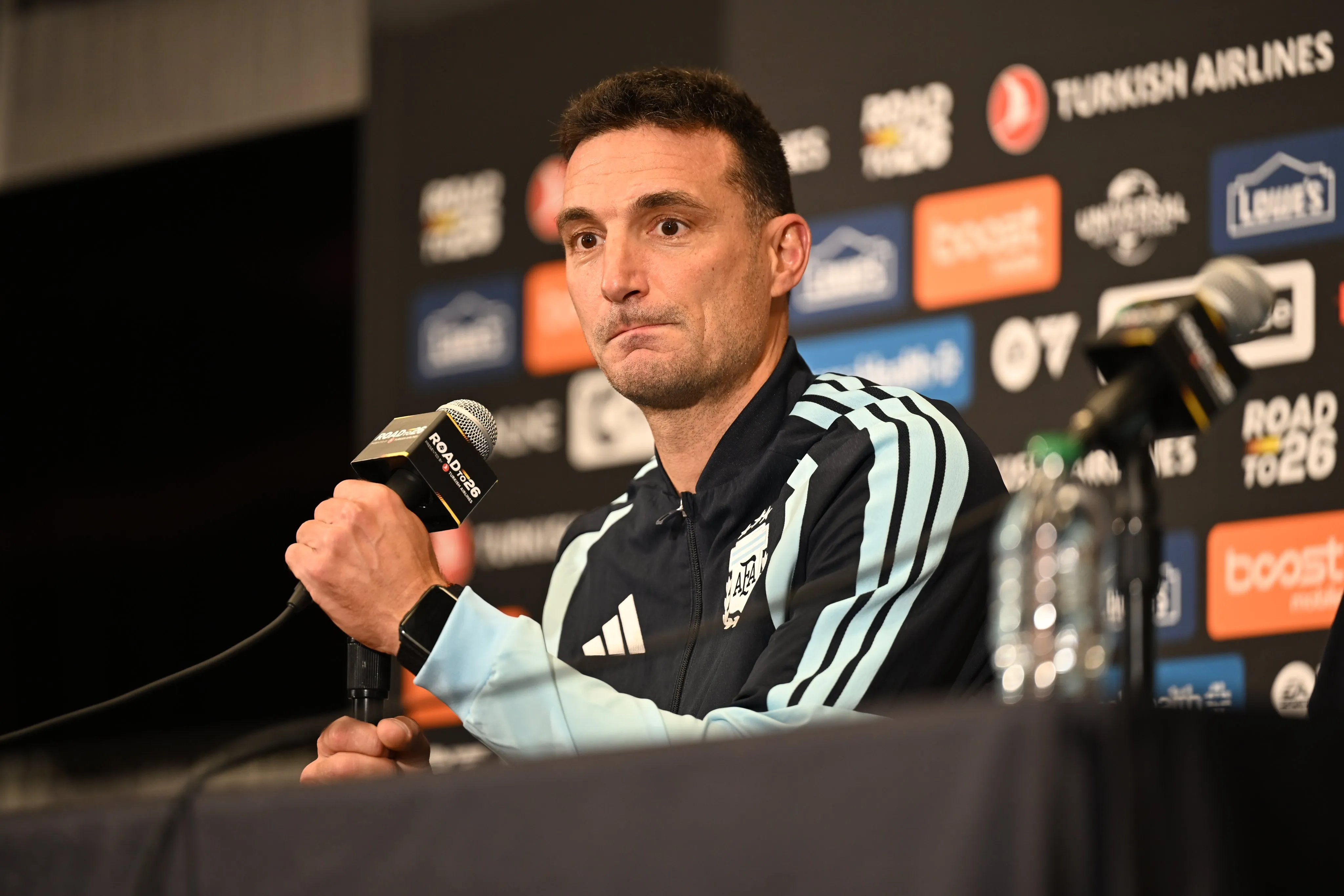 Scaloni en la conferencia post Islandia. Foto AFA.
