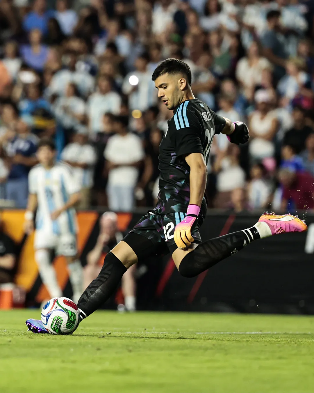 Rulli atajó con Islandia. Foto AFA.