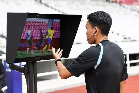 Juez en plena revisión con VAR.