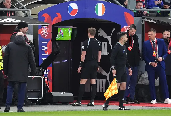 La implementación del videoarbitraje revolucionó el fútbol, generando fervientes defensores y muy críticos detractores.