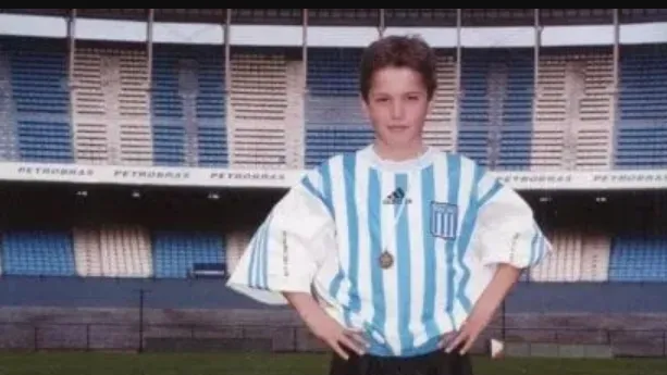 Rodrigo De Paul de niño con la camiseta de Racing.